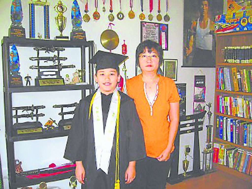 凯孝虎11岁从东洛杉矶小区学院毕业时与母亲钱淑贞合影。