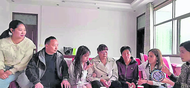 双胞胎两家人相见，两位母亲哭成泪人。