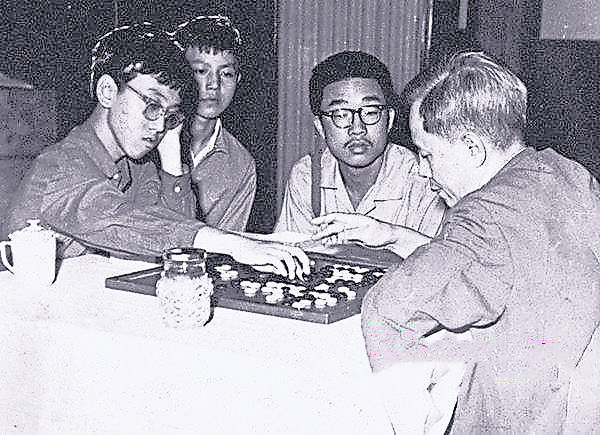 中国副总理方毅接见宁铂这位神童，两人对坐下了两盘棋，宁铂都赢了，不得不让方毅拍手叫好。