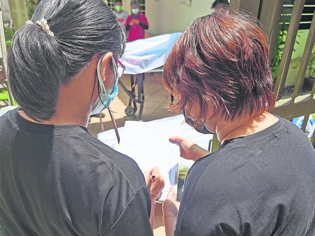 面对亲人死亡时往往会不知所措,Sheila都会第一时间到丧府为客户详细讲解,妥善安排,让亲属无后顾之忧的为往生者办丧礼。