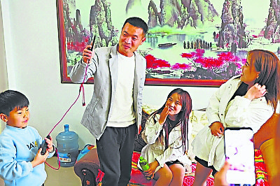 亲戚们正在与两位疑似双胞胎合影。