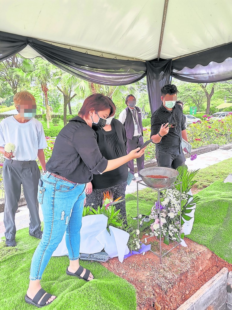 下葬仪式进行时,生命经理师也会前往现场打点,确保下葬及时、顺利。