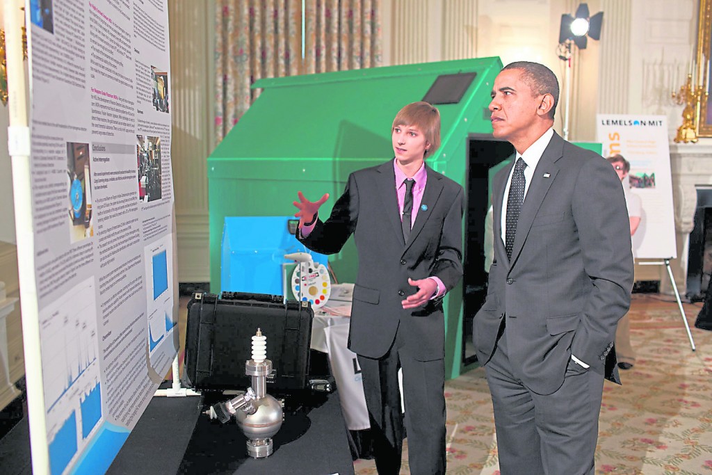 美国前总统巴拉克·奥巴马聚精会神聆听17岁少年Taylor Wilson，讲解他关于“核”的发明。