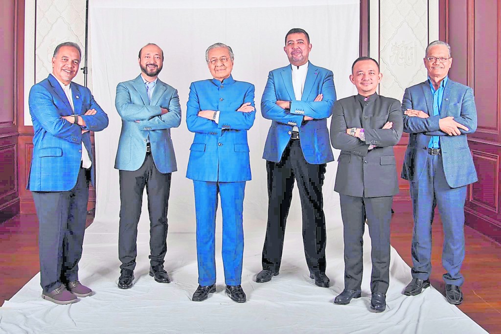 马哈迪曾自爆,有土团党领袖的“中介”邀请他跳槽到土团党,不过他拒绝并要他们离开土团加入斗士党。
