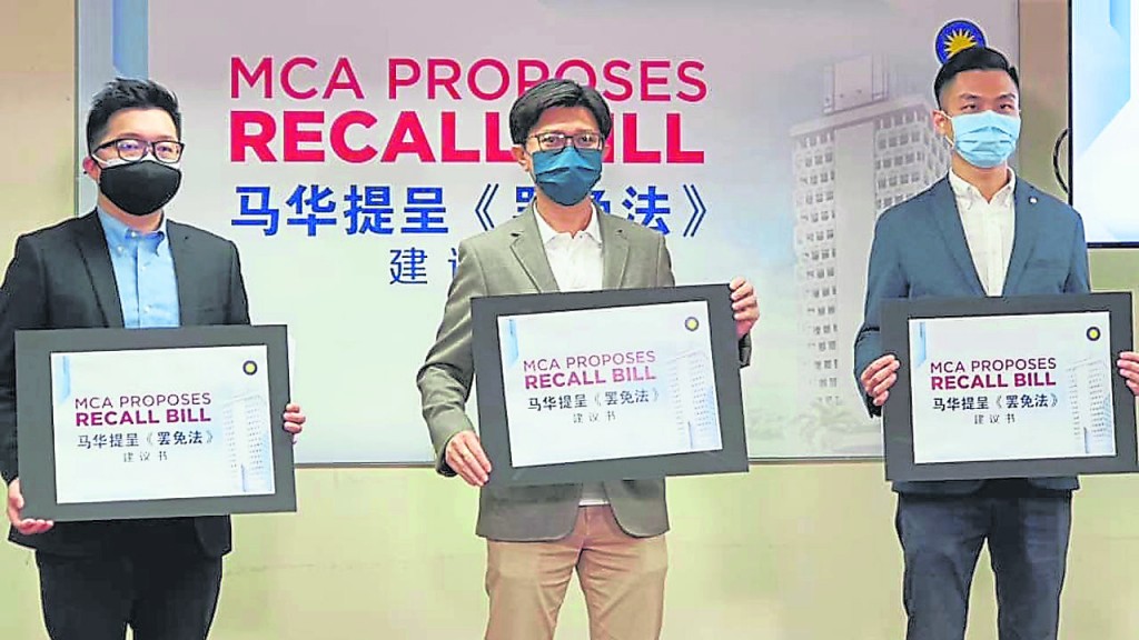 马华总秘书兼法案委员会主席张盛闻指出,马华提呈《议员罢免法案》建议书,以赋权人民决定跳槽议员去留。