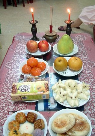 中秋团圆,也别忘了家中的列祖列宗,拜完神明之后,就要接着拜祖先啰!