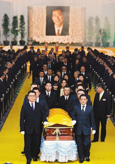 Mourners carry the casket of Chen Chi-li, the reputed leader of the Bamboo Union gang, during his funeral in Taipei November 8, 2007. Thousands of mourners turned up on Thursday for Chen who died in Hong Kong in October of pancreatic cancer at the age of 64, according to local media.  REUTERS/Nicky Loh (TAIWAN)