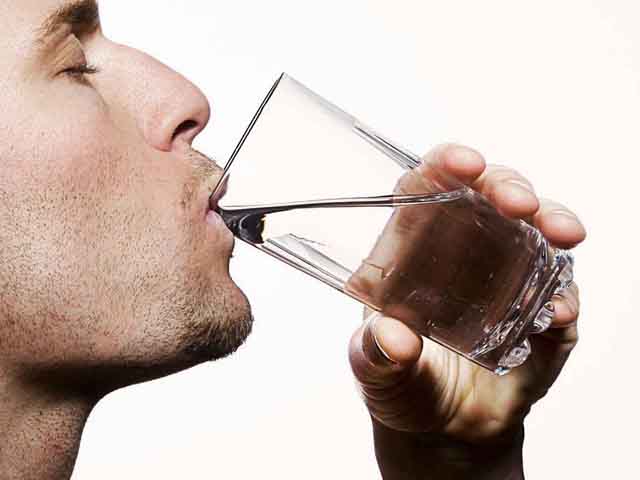 不想脱水引起偏头痛，平时要多喝水补充身体水分。