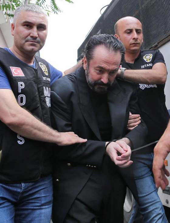 现年64岁的土耳其宗教领袖奥克塔多次卷入性丑闻，因为性犯罪等罪名遭判处1,075年刑期。