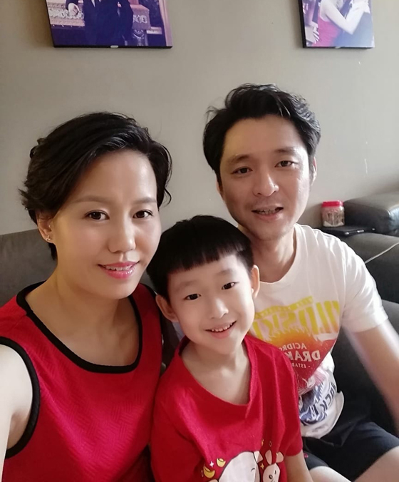 婚后成为全职家庭主妇的卜纯冰,把关注力和重心都放在孩子跟老公身上,努力将生活往更好的方向迈进。