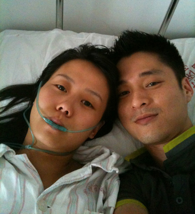 卜纯冰因鼻窦炎进行手术,当时还是男友身份的叶志良陪伴在侧细心照料,可说是患难见真情。