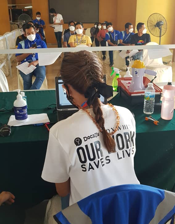 感谢义工们的付出,送出自家t-shirt让他们可以很舒适工作。