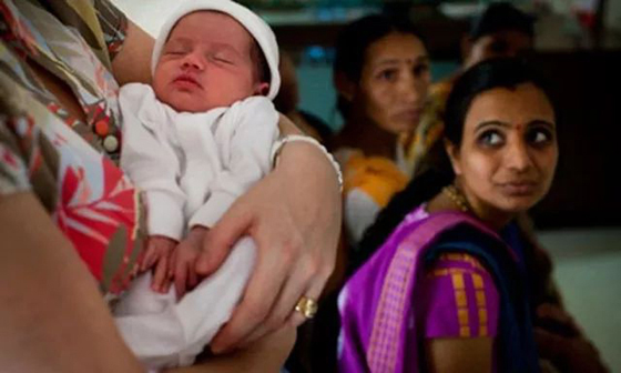 印度当地的代孕母亲将自己的子宫“出租”九个月，为无法自行生育的外国夫妇生下孩子就可以获得一笔高达8,000美金的酬劳。这个数字，已经是一名成年印度男性年收入的好几倍。