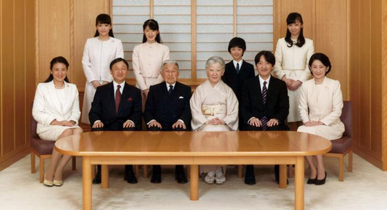 日本皇室“阴盛阳衰”,在悠仁未出世前,皇室曾考虑女天皇的可能性,让德仁唯一的女儿爱子(右)继位。