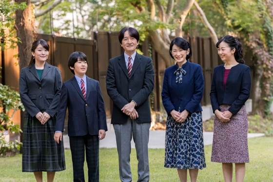 文仁与纪子则育有两女:真子与佳子,以及日本皇室第三代唯一的男孩悠仁。当年文仁与纪子手抱初生的悠仁公开亮相时,脸上的笑意可是一点都不作遮掩。