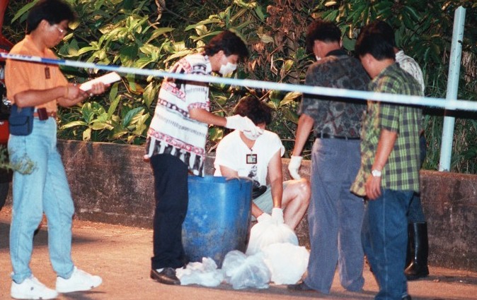 警方在弃尸地点搜索死者身体残肢。