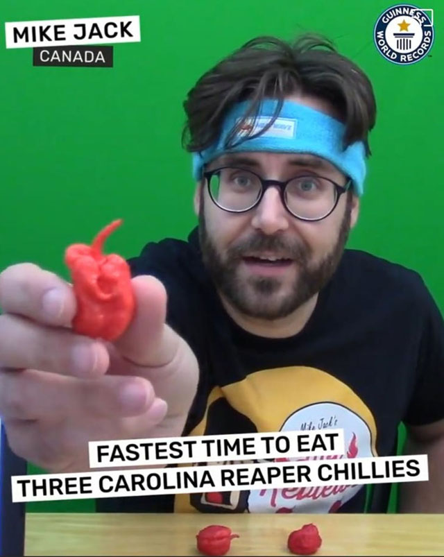 加拿大男子Mike挑战世上最快吃掉3颗“死神辣椒”。