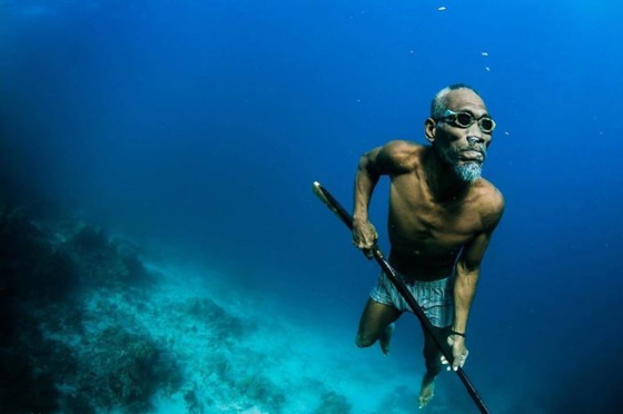巴乔族人可以不戴氧气筒、不穿潜水衣，潜到60公尺深的海底，一次憋气最长可达5分钟。