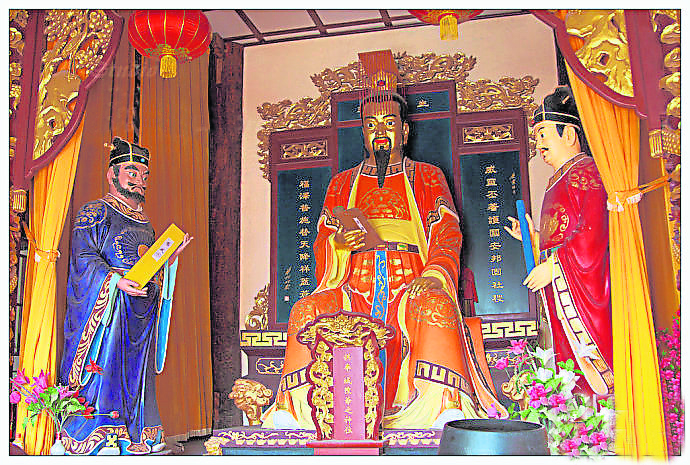 城隍是城池守护神,其前身是水庸神,起源于古代的水(隍)庸(城)的祭祀,掌管善恶赏罚,属于冥界的地方官。