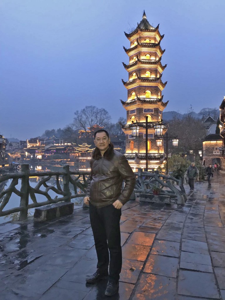 凤凰古城万名塔位于沱江沙湾北岸。