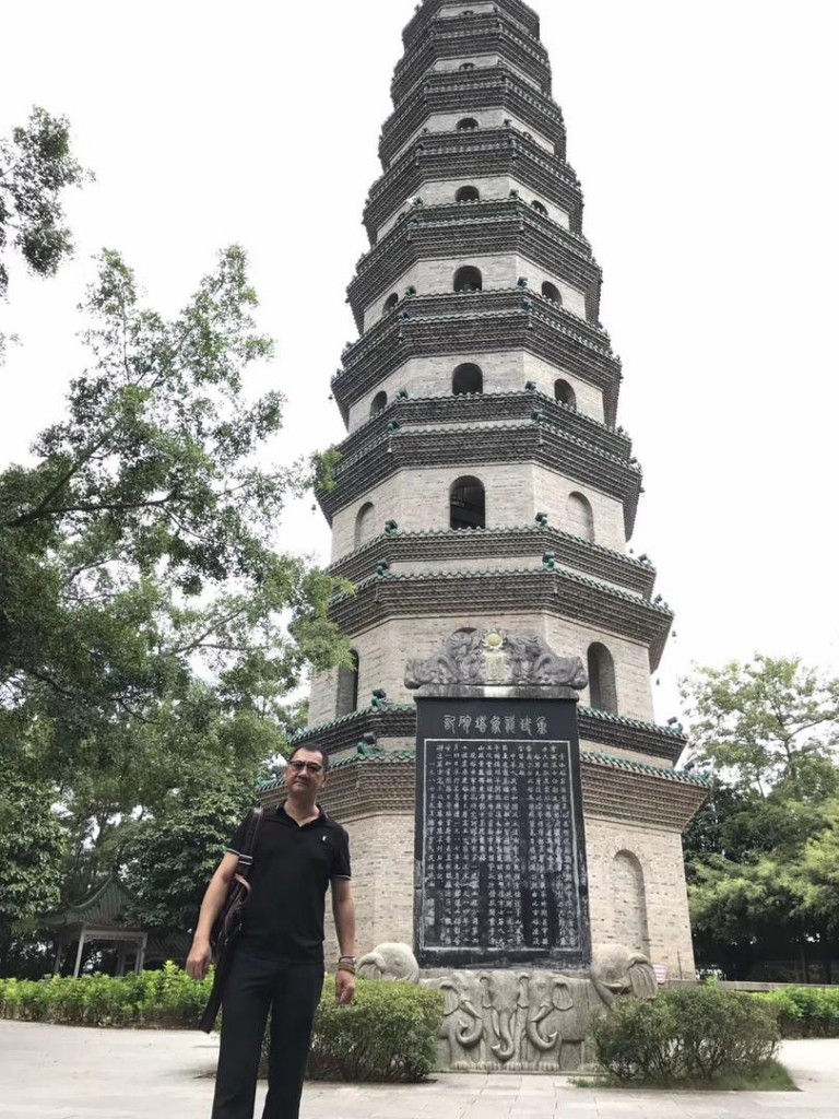 九层龙象文昌塔位于南宁市青秀山风景区凤翼岭上,始建于明代万历年间。