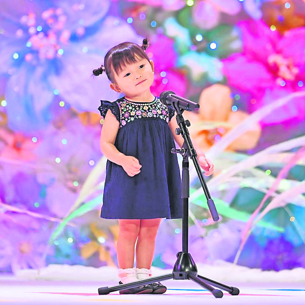 3岁的小女孩村方乃乃佳是日本当红小童星，靠着唱歌表演轻轻松松赚了1,400万日元，吸金能力连大多数成年人都望尘莫及。