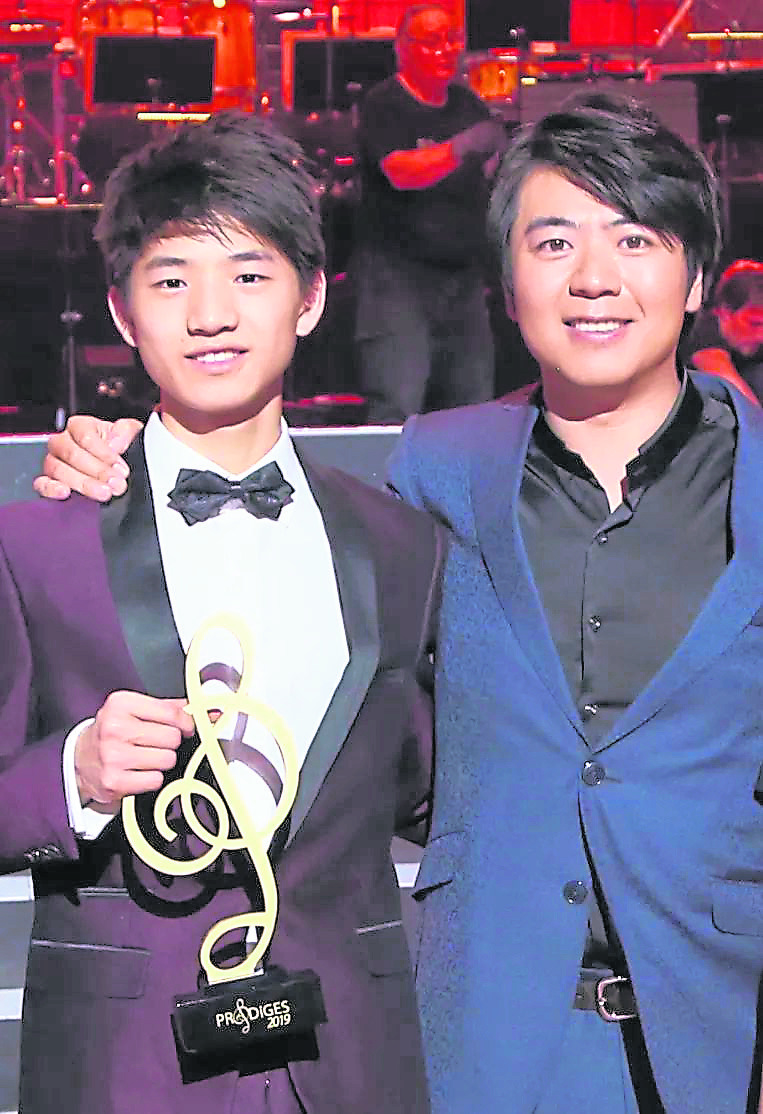 蜚声国际的中国著名钢琴家朗朗，将“2019神童奖”座交到了季恩显手中。