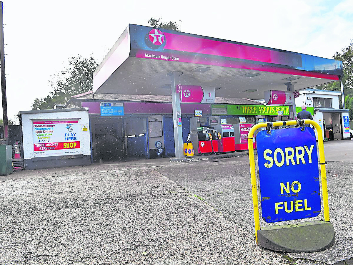 数千个加油站已经没油可加，出现严重的“油荒”。