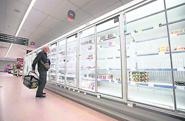 其他肉类、包装食品也是如此,货架冰箱几乎都已经被清空。
