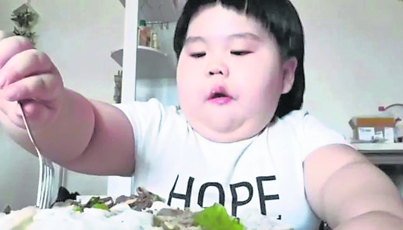 3岁的佩琪化身“吃播博主”，吃了许多高热量食物，严重超标的体重已经影响到了正常生活，然而她的父母表示只能靠女儿吃播挣钱。
