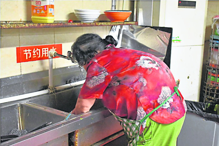王战胜的母亲也到共享厨房帮忙。
