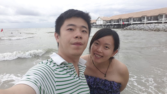 小岳成为“大马女婿”后,决定为爱定居吉隆坡,和太太一起妇唱夫随。