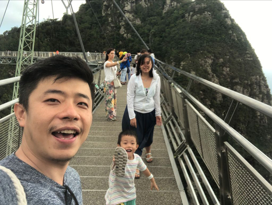 和家人去浮罗交怡游玩,不忘在“天空之桥”拍照打卡。