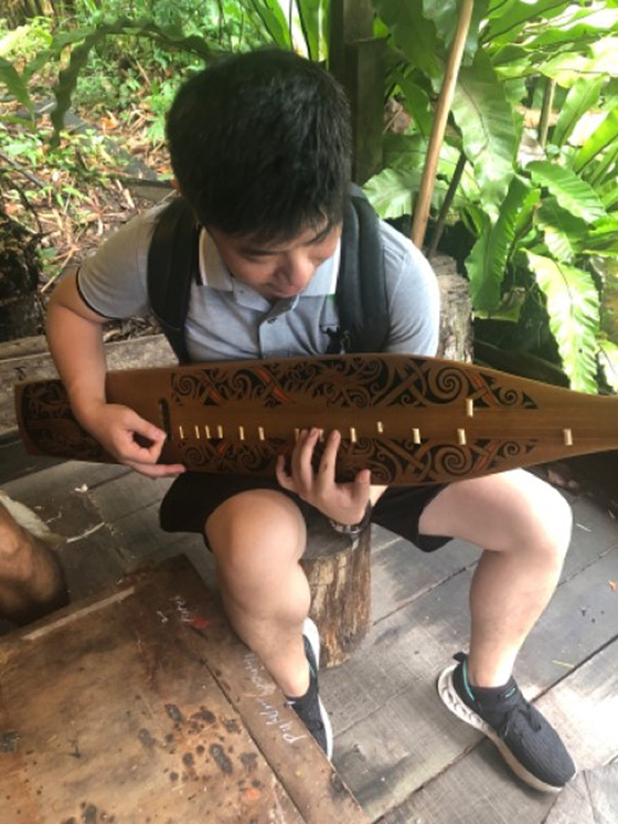 居马8年的小岳经常到各州旅游体验大马风土人情,手中弹奏的正是砂拉越土著乐器。