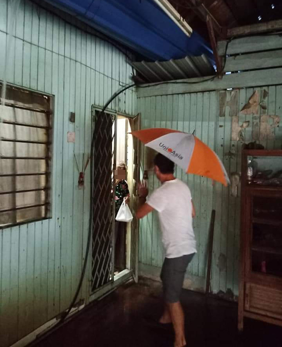 冒雨送上食物给老人,只希望做些力所能及的善事助人解困。