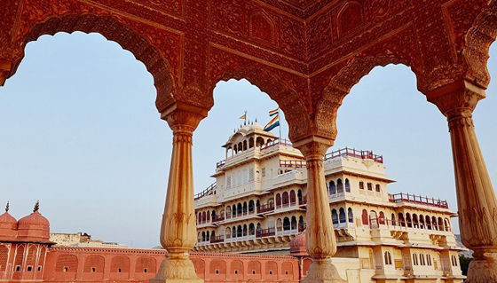 斋浦尔城市宫殿历史悠久，坐落在拉贾斯坦邦首府的中心，是印度最具标志性的建筑之一。