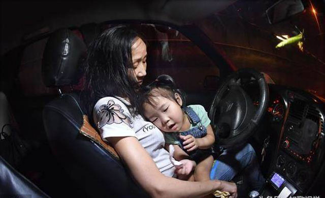 为了生活工作,李少云开德士时只好把女儿带着在身边。她最大的心愿就是希望能够给女儿一个安稳的家。