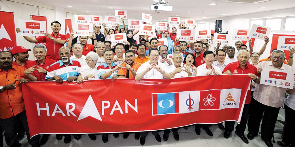 现有巫统议员联合土团党及独立议员要求希盟组建新政府,但部分希盟议员基于政治道德和诚信等因素而反对合作。