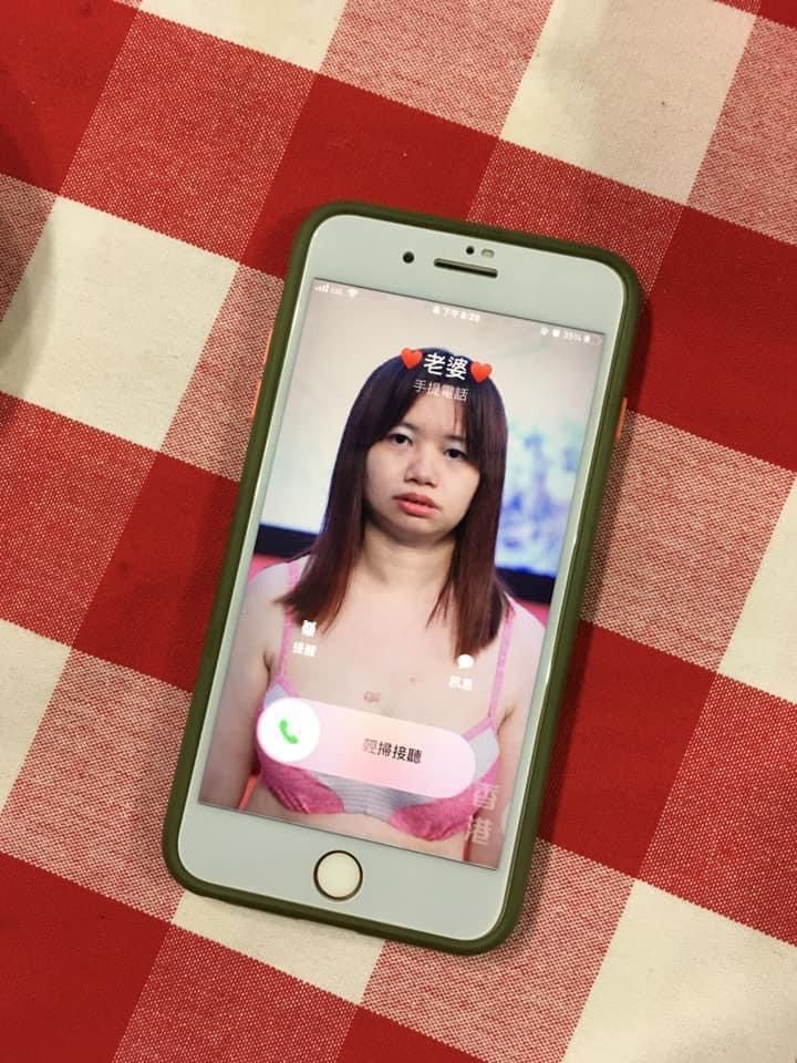 其中一名老公展示自己的手机wallpaper,当真正老婆来电时,会弹出阿仪靓样!