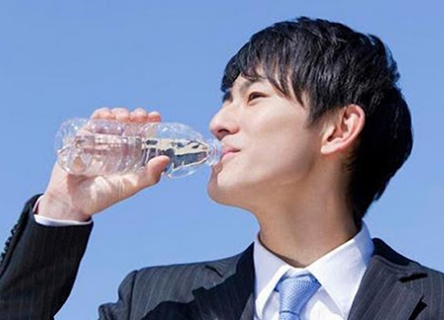 不想患上尿道炎，平时多喝水有助排尿身体更健康。