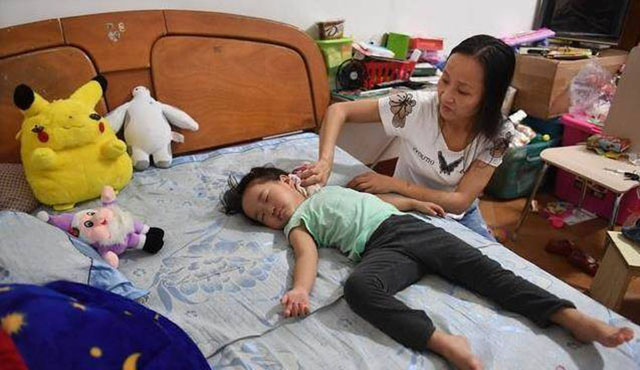 自从李少云第二次离婚后,两母女就住在简陋狭窄的小屋里。