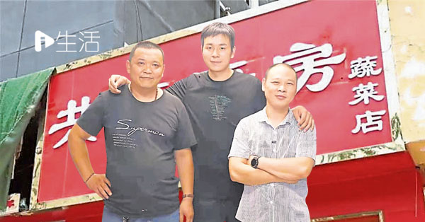 从左到右为王战胜、张广兵、魏兴江，希望这个厨房是最不被需要的，那就意味着没有病患，但是不希望最后是因为没有钱而无法继续。