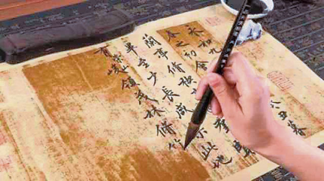 长久以来,古人都在与错别字作斗争,试图通过刮洗、纸贴、粉涂等各种方式,来修改写下的错别字。