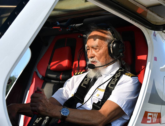 成为中国最年长飞行学员的王大爷，穿上机师服装帅气凛然。