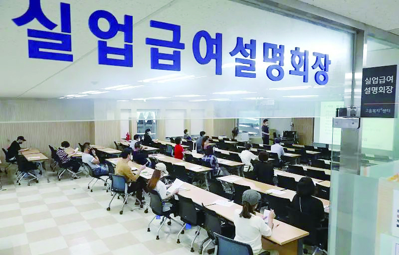 失业者在韩国首尔劳工局等待领取失业救济金。