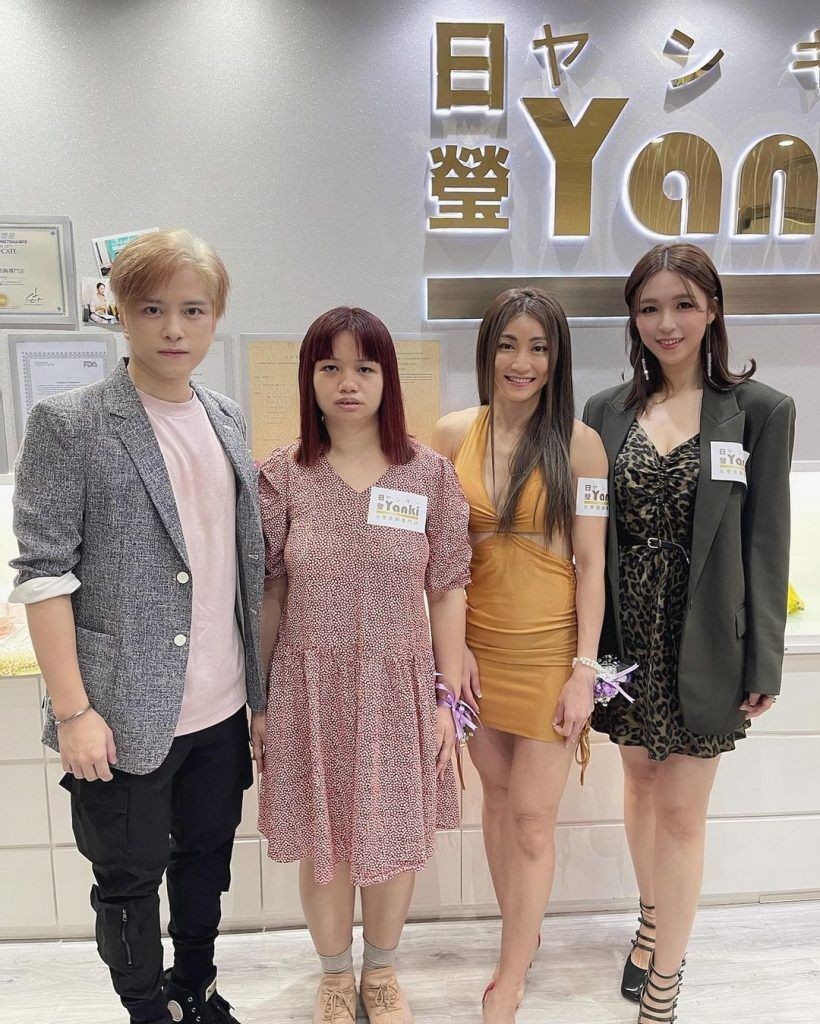 阿仪（左二）为美胸公司做开幕嘉宾，与张彦博、黄榕及孙慧雪同场。