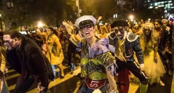 在万圣节这天很多国家都会在夜晚举行狂欢游行，人们则极尽所能的将自己打扮得鬼模鬼样，来一场真正的人鬼嘉年华。