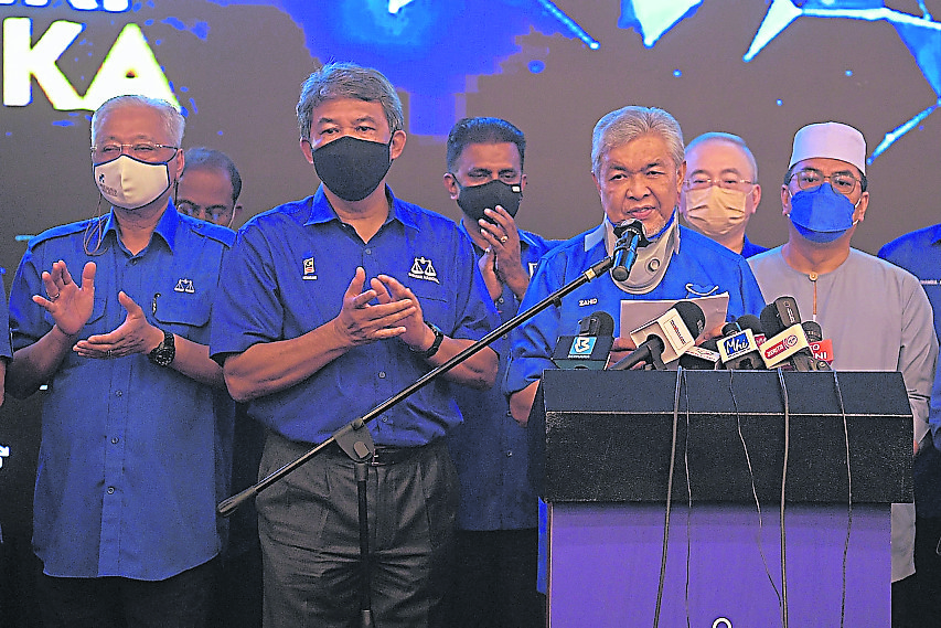 国阵在马六甲州选举取得大胜，让巫统主席阿末扎希（前排左一）吐气扬眉。