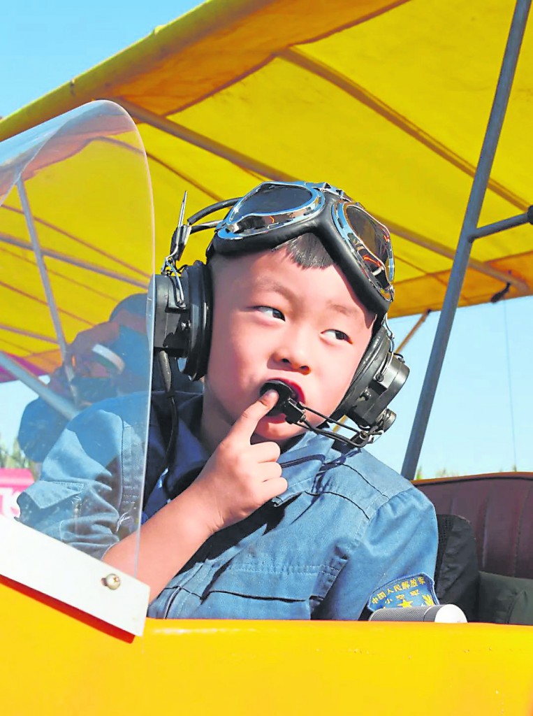何宜德5岁时成为吉尼斯世界纪录中最小的驾驶员，驾驶飞机飞越北京野生动物园。