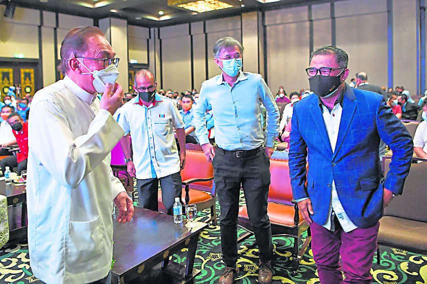 安华与推翻马六甲国盟州政府的青蛙合作，令不少支持者失望。
